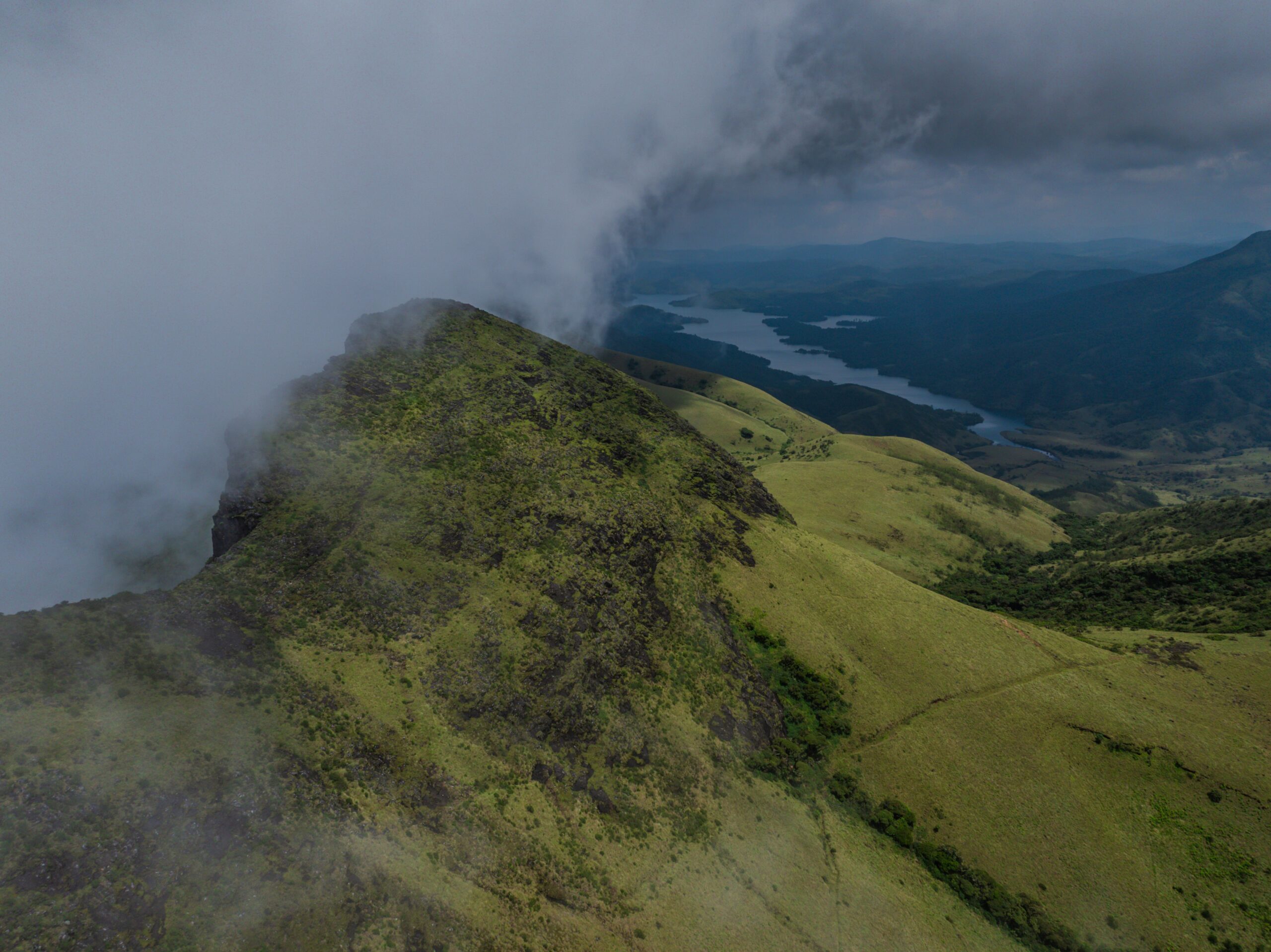 MUKURTHIPEAKLAKE-scaled